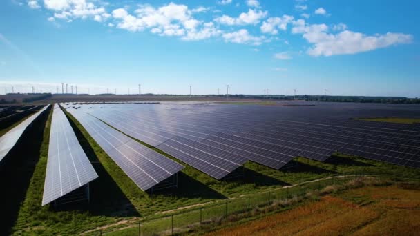 Luftaufnahme Eines Modernen Solarmodulparks Auf Einem Ländlichen Feld Und Eines — Stockvideo