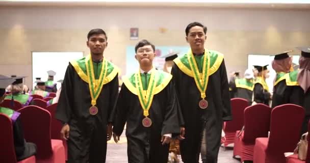 Three Asian Male Graduating Students Wearing Uniform Smiling Happiness Graduation — Vídeo de stock