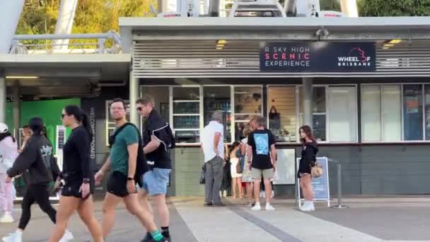 Lidé Stojí Frontu Pokladny Jít Gondolu Jízda Kanálu Sedm Kolo — Stock video