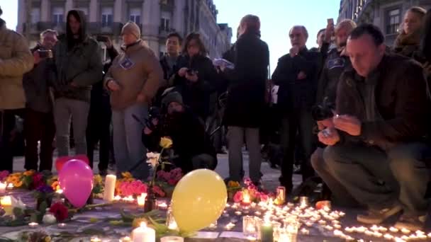 Homem Acende Uma Vela Centro Cidade Homenagem Vítimas Ataque Terrorista — Vídeo de Stock