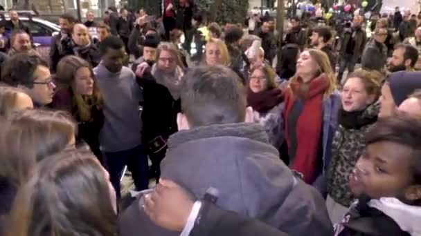 Pessoas Cantando Bolsa Valores Como Memorial Dos Ataques Terroristas Aeroporto — Vídeo de Stock
