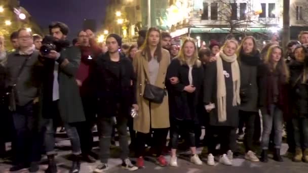 Pessoas Cantando Centro Cidade Como Homenagem Solidária Com Vítimas Dos — Vídeo de Stock