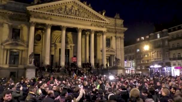人们聚集在证券交易所前 悼念当天早些时候在布鲁塞尔机场和迈耶贝克地铁站发生的恐怖袭击的受害者 比利时 — 图库视频影像