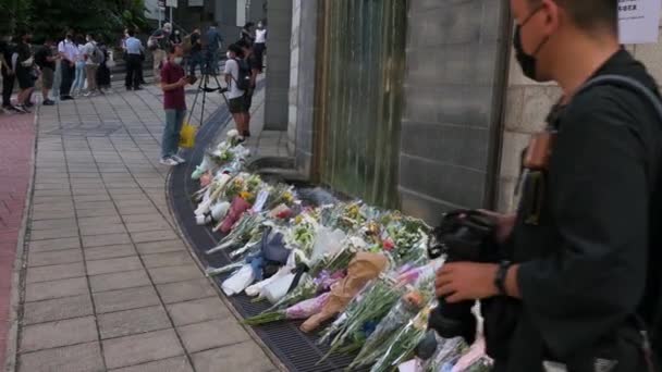 Πένθιμοι Τοποθετούν Μπουκέτα Λουλουδιών Έξω Από Βρετανικό Γενικό Προξενείο Καθώς — Αρχείο Βίντεο