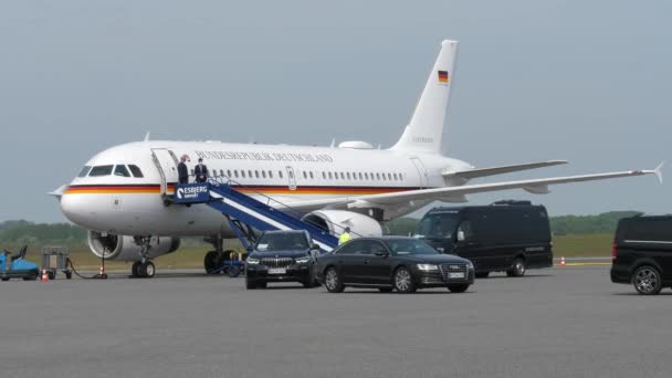 Delegados Alemanha Transportados Carros Pretos Aeroporto Depois Sair Airbus A320 — Vídeo de Stock
