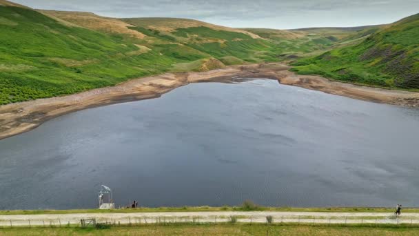 Κηφήνας Εναέρια Πλάνα Του Yorkshire Κοιλάδες Moorland Και Ταμιευτήρα Νερού — Αρχείο Βίντεο