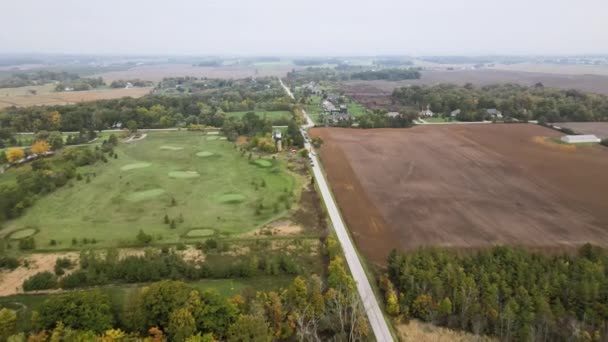 Luftaufnahme Der Landschaft Bei Bewölktem Tag Der Herbstsaison Straße Durch — Stockvideo