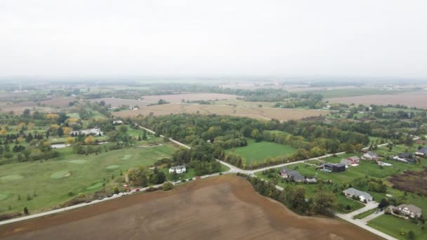 Luftaufnahme Der Ländlichen Umgebung Kreuzung Umgeben Von Wohnhäusern Green Golf — Stockvideo