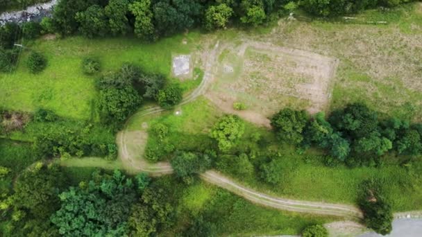 北のバスクの空中トップダウン新鮮な川の水と狭い道路と山のシナリオでスペインの緑の植生 — ストック動画