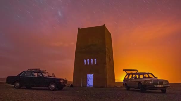 Tarihi Mercedes Araçlarıyla Turistin Fas Çölünde Gece Vakti Gökyüzünde Altın — Stok video