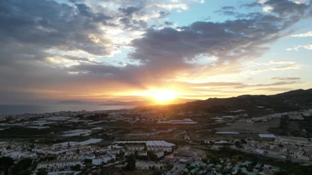Прекрасний Захід Сонця Знятий Дрона Здіймається Над Іспанською Сільською Місцевістю — стокове відео