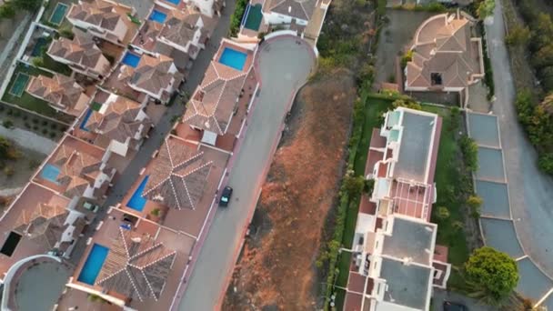 Drone Shot Tilting Upwards Houses Pools Gardens Farms Revealing Beautiful — Vídeo de stock