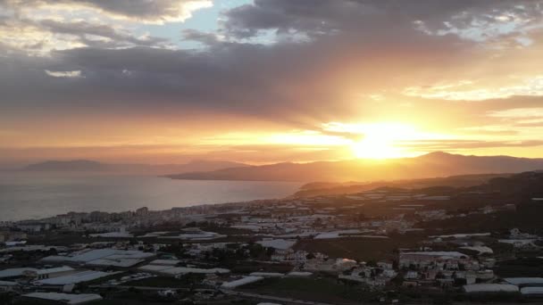 美丽的夕阳西下 飘落在西班牙乡村上空 海面上乌云密布 — 图库视频影像
