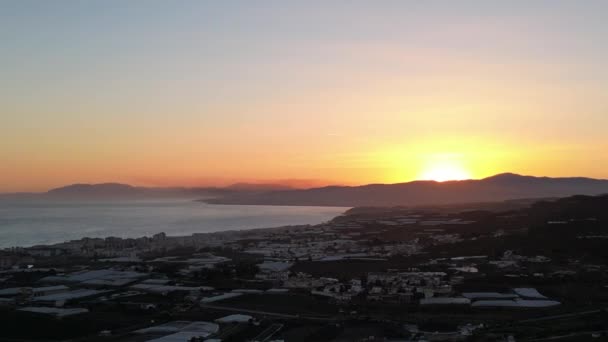 Hermoso Tiro Atardecer Desde Dron Siguiendo Lado Mostrando Montañas Granjas — Vídeo de stock