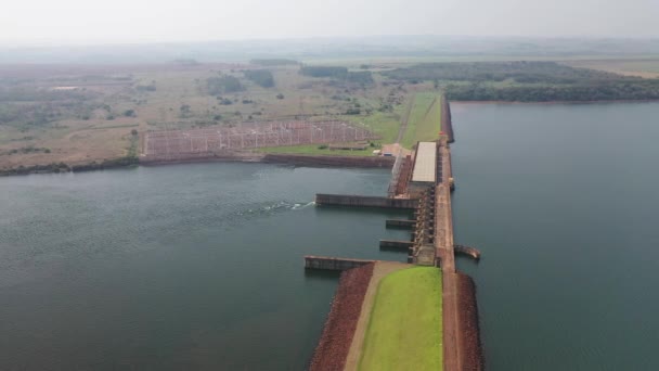 Drönare Syn Vattenkraftverk Paranapanema Floden Konstgjord Sjö Transmissionsstation Brasilien — Stockvideo