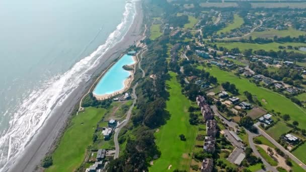 Coastal Luxury Resort Met Golfbanen Reuzenzwembad Aan Oceaan Uitzicht Lucht — Stockvideo