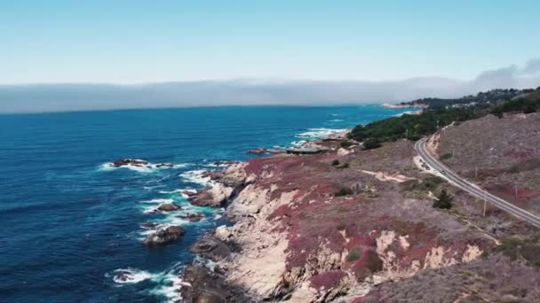 飞越风景秀丽的海岸线揭示了太平洋沿岸的高速公路 — 图库视频影像