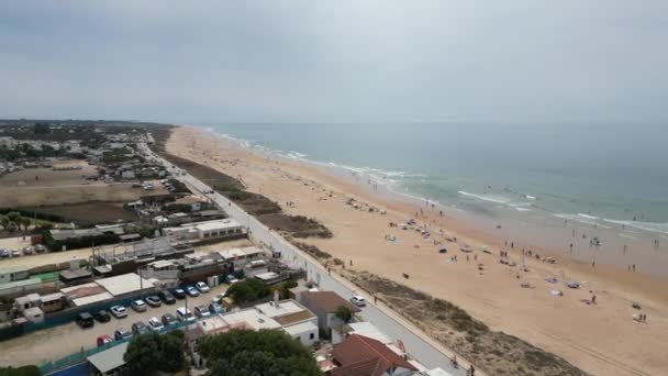 Panning Wysoko Nad Pomarańczową Plażą Morzem Ujawniając Małe Miasteczko Rybackie — Wideo stockowe