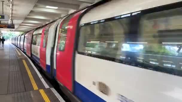 Станция Метро London Underground Train Leaving Station High Speed Moving — стоковое видео