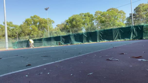 Tennisspieler Wartet Auf Dem Platz Und Spinnt Schläger Während Des — Stockvideo