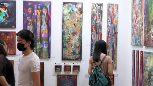 Art Buyers Look Paintings Sale Contemporary Art Fair Show Open — Vídeos de Stock