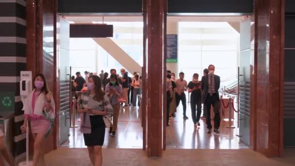 Art Buyers Walk Entrance Halls Arrive Contemporary Art Fair Open — Vídeos de Stock