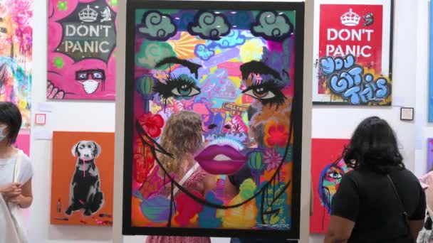 Pembeli Seni Melihat Lukisan Yang Dijual Selama Pameran Seni Kontemporer — Stok Video