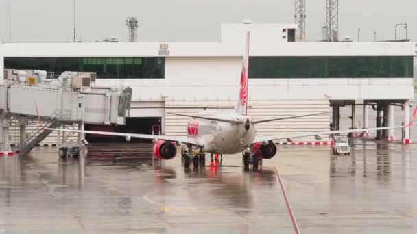 Авиакомпания Thai Lion Airlines Причаливает Зале Ожидания Готовясь Вылету Наземным — стоковое видео