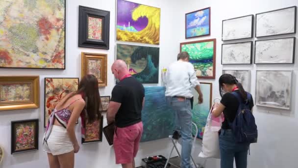 Durante Dia Instalação Instalação Expositores Arte Colocar Pinturas Parede Para — Vídeo de Stock