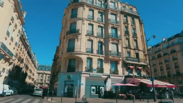 象徴的な古いパリの建物のアパートで過去のブラッスリーを運転ワイドショットフランス — ストック動画