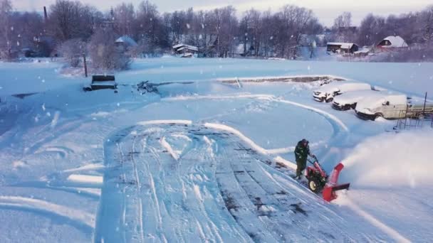 Persoon Blaast Sneeuw Parkeerplaats Het Platteland Tijdens Zware Sneeuwval — Stockvideo