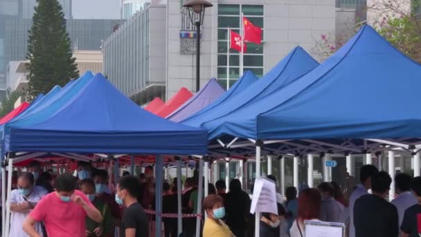 Chińska Hongkong Fala Flagi Wietrze Jak Ludzie Stoją Kolejce Otrzymania — Wideo stockowe