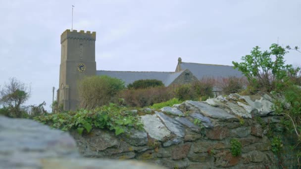 Kostel Věž Věž Pozadí Zelené Vesnice Cornwall Zblízka — Stock video
