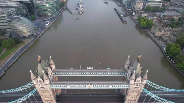 Drone Gimbal Revelando Zona Moderna Londres Las Orillas Del Río — Vídeos de Stock