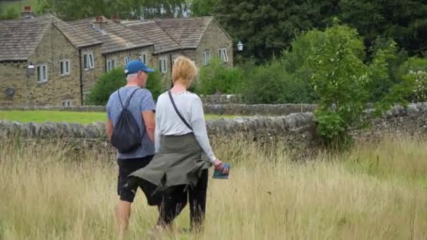 Casal Fora Andando Através Campo Rural Juntos Haworth West Yorkshire — Vídeo de Stock