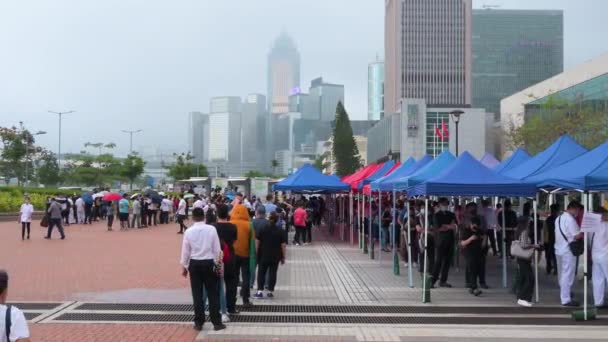 市民排队接受社区测试中心卡车提供的验尸报告 Covid 以应付禽流感病毒的蔓延及在香港金融区附近出现的流感大流行 — 图库视频影像