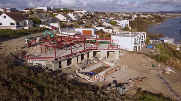 Vue Aérienne Construction Châssis Acier Surplombant Mer Cornwall — Video