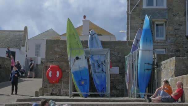 Vista Mar Tablas Surf Ives Cornwall Día Soleado Personas Relajantes — Vídeos de Stock