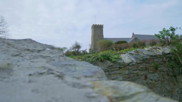 Kirchturmhintergrund Des Grünen Dorfes Cornwall — Stockvideo