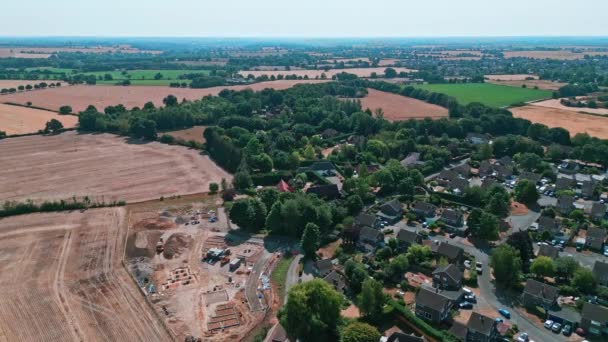 Acton的Suffolk小村庄被茂密的农田和金色的田野包围的空中镜头 — 图库视频影像
