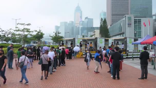 市民排队接受社区检测中心卡车提供的验尸报告 Covid 以应付禽流感病毒的蔓延及在香港金融区附近出现的流感大流行 — 图库视频影像