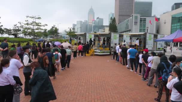 居民排队等候社区测试中心卡车提供的验尸报告 Covid 以应付该病毒的蔓延及在香港金融区附近出现的大流行潮 — 图库视频影像