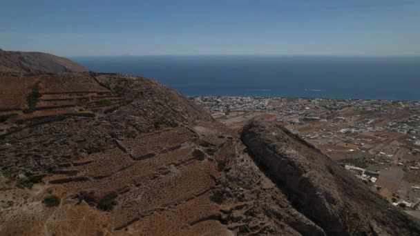 Повітряний Вид Навколо Голих Гір Острові Санторіні Сонячній Греції Обертається — стокове відео