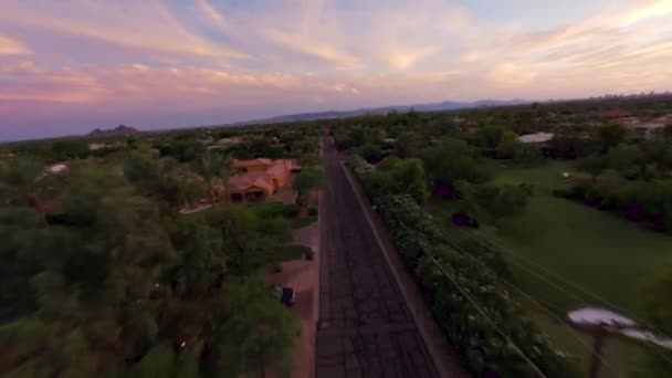 Fpv Drone View Phoenix Neighborhood Housing Park Surrounding Camelback Mountain — Αρχείο Βίντεο