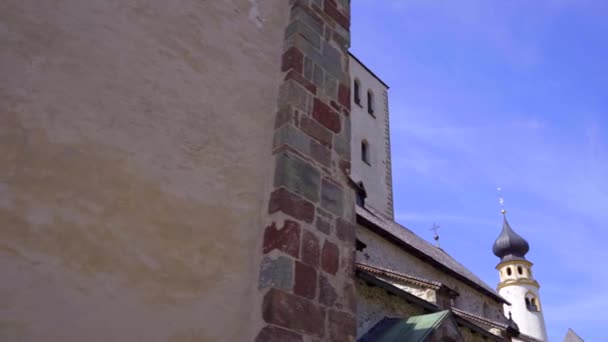 Szerokie Ujęcie Śledzące Odsłaniające Zewnętrzną Dzwonnicę Romańskiego Kościoła Collegiate San — Wideo stockowe