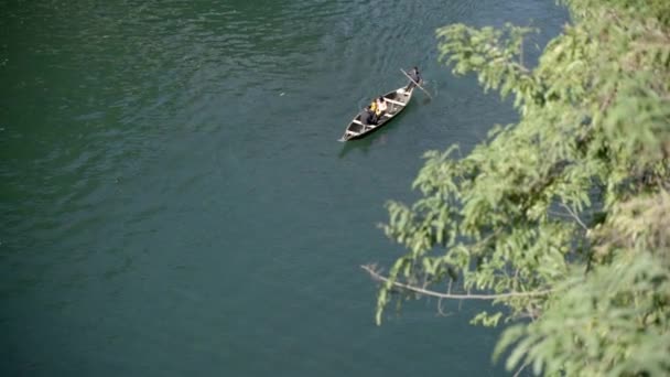 伝統的なボートで船頭と観光客 インドのメガラヤ州のDawki川でボート — ストック動画