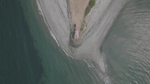 Imágenes Aéreas Una Cabeza Playa Con Faro Punta Masa Tierra — Vídeos de Stock