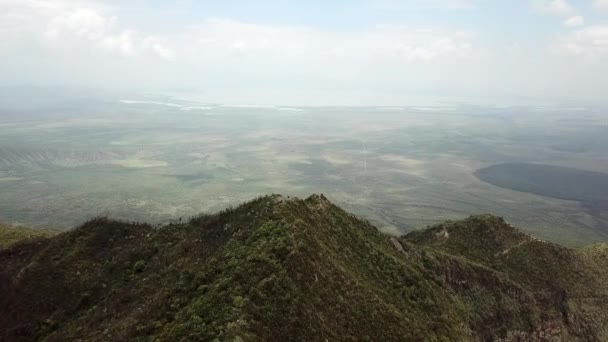 ケニアのロゴノ山周辺の土地を明らかにする空中ドローンの眺め — ストック動画