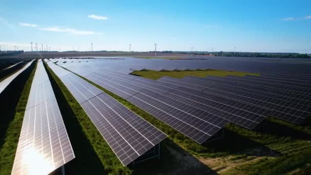 Panel Słoneczny Rzędy Zbliżeniu Anteny Latać Turbin Wiatrowych Tle — Wideo stockowe