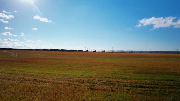 Lotnictwo Zbliża Się Widok Farmy Paneli Słonecznych Słoneczny Dzień — Wideo stockowe